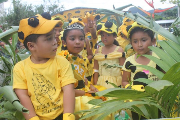 Kids on the Golden Frog Float on the 2013 Golden Frog Day Parade